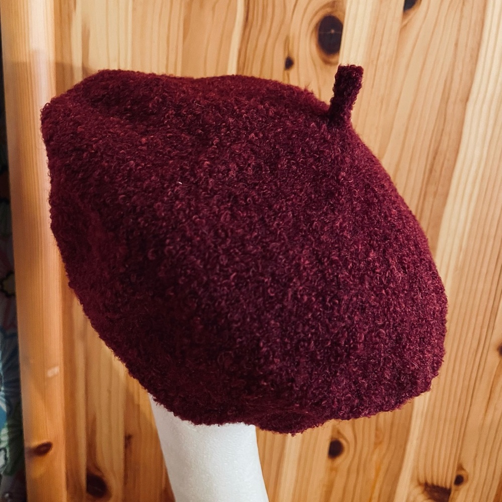 Textured knit burgundy beret